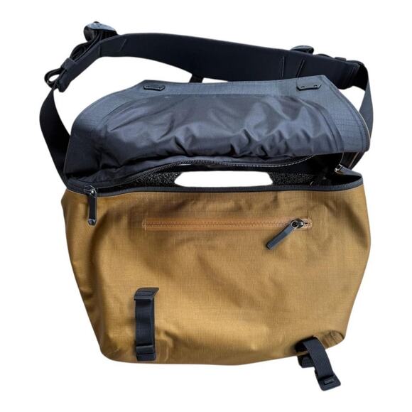 Arcteryx Granville 10 Courier Messenger Bag NWOT - Picture 2 of 6